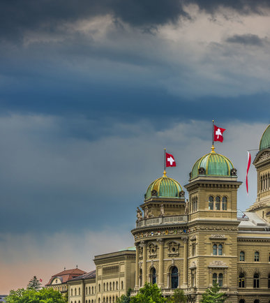 Bundeshaus von düsteren Wolken umgeben